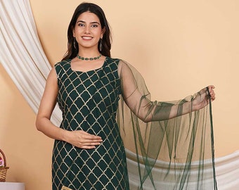 Op de afbeelding: Een groene jurk met gouden patronen en een bijpassende groene net dupatta. De jurk is mouwloos en heeft een ronde halslijn. De dupatta heeft een gouden geborduurde rand.