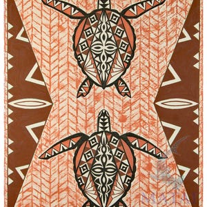 Op de afbeelding: Een ingelijst kunstwerk met twee gestileerde zeeschildpadden met geometrische patronen in tinten koraal, zwart en wit. De schildpadden staan tegen een getextureerde koraal achtergrond met bruine en witte decoratieve randen. Polynesisch thema.