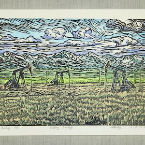 Könnte beinhalten: Ein Holzschnitt auf Papier, der drei Ölpumpen auf einem Feld vor schneebedeckten Bergen zeigt. Der Himmel ist mit wirbelnden blauen und weißen Wolken gefüllt. Der Text am unteren Rand lautet 1st Printing 5/6, Hedding Jackups, C. Bailey, 12-10-2022.