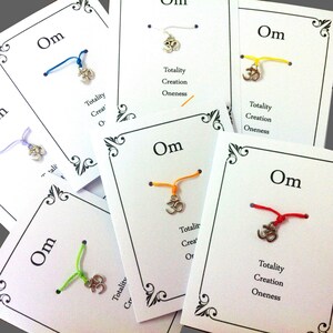 50 X OM Wish Pulsera, Favor temático de yoga, Tema de yoga, Regalo de yoga, Amante del yoga, Om Aum Yoga, Regalo Om, Namaste, Pulsera de yoga, Tarjeta de regalo de pulsera