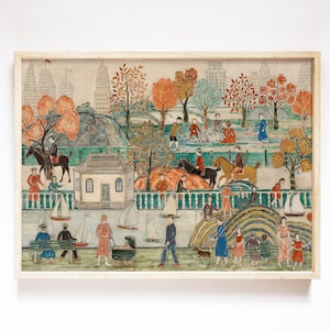Op de afbeelding: Een ingelijst schilderij dat een park scène afbeeldt met mensen die wandelen, paardrijden en genieten van de buitenlucht. Het schilderij is gemaakt in een naïeve stijl met felle kleuren en eenvoudige vormen. Er zijn bomen, een klein huis en een stadsbeeld op de achtergrond.