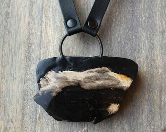 Fossiele ketting, zwart en bruin, hanger van gefossiliseerd hout, veganistisch leer, sieraden van versteende boom, klinknagelhanger, donkere sieraden