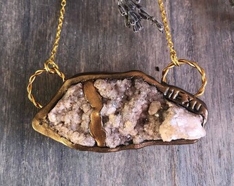 Hanger van sprankelende kwartscalciet, fimoklei, ketting van messingdraad