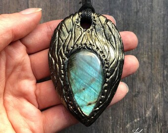 Druppelkristalhanger labradoriet, fimokleiketting, groen en blauw kristal, sieraden met houtstructuur
