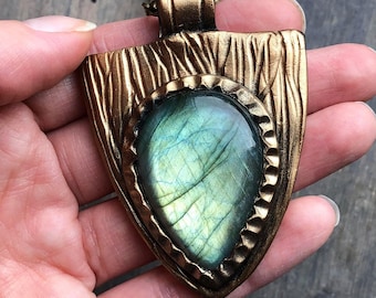 Hanger van klei en kristallen, flitsende groene labradoriet, druppelketting, bossieraden