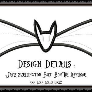 Op de afbeelding: Zwart-witte lijntekening van een vleermuis met uitgespreide vleugels. De tekst "DESIGN DETAILS: JACK SKELLINGTON BAT BOW TIE APPLIQUE 4X4 5X7 6X10 8X12" staat onder de vleermuis.