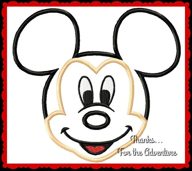 K&ouml;nnte beinhalten: Schwarz-wei&szlig;e Umrandung von Mickey Mauses Kopf mit beigefarbener F&uuml;llung. Mickey Mouse hat gro&szlig;e runde Ohren, schwarze Augen, eine schwarze Nase und einen roten Mund. Der Text "Danke... F&uuml;r das Abenteuer" befindet sich unter dem Bild.