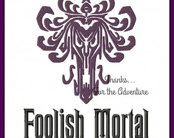 Op de afbeelding: Een geborduurd ontwerp in paars en zwart, dat een spookhuis voorstelt met de tekst "Foolish Mortal" eronder. De tekst "Thanks... for the adventure" is ook in de afbeelding opgenomen.