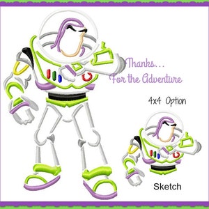 Puede incluir: Una ilustración de dibujos animados de Buzz Lightyear de la franquicia de películas Toy Story. La imagen muestra dos versiones de Buzz Lightyear, una más grande que la otra. La versión más grande está de pie con los brazos cruzados y la versión más pequeña está de pie con los brazos cruzados. El texto "Gracias... Por la aventura" está escrito encima de las imágenes. El texto "Opción 4x4" está escrito debajo de la imagen más grande. El texto "Boceto" está escrito debajo de la imagen más pequeña.