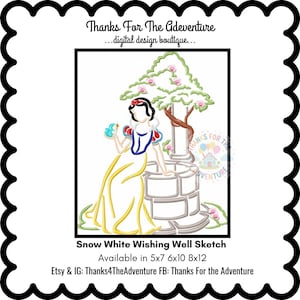 Può includere: Un bozzetto ricamato di Biancaneve, in un abito giallo e con un uccello blu, è raffigurato accanto a un pozzo dei desideri e a un albero in fiore. Il testo recita "Snow White Wishing Well Sketch" ed è disponibile nelle misure 12,7x17,8, 15,2x25,4 e 20,3x30,5 cm.
