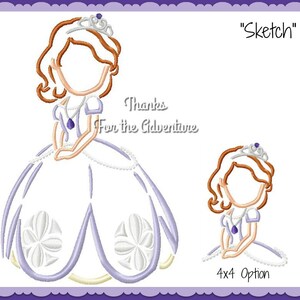 Puede incluir: Un diseño de bordado digital que presenta a una princesa de dibujos animados con un vestido morado, una corona blanca y un collar. El diseño está disponible en dos tamaños, la versión más grande muestra a la princesa con un vestido largo y la versión más pequeña muestra a la princesa sentada. El texto "Sketch" y "4x4 Option" también se incluye en el diseño.
