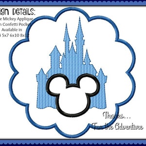 Könnte beinhalten: Blaue Schlosssilhouette mit Mickey-Maus-Ohren davor. Das Design befindet sich in einer weißen Wolkenform mit blauem Rand. Der Text "Design DETAILS: Castle Mickey Applique With Confetti Pocket Available in 4x4 5x7 6x10 8x" befindet sich oben im Bild. Der Text "Thas... For the Cidverture" befindet sich unten im Bild.