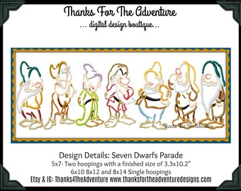 Puede incluir: Siete enanitos hacen fila, cada uno con una expresión diferente. Los enanitos están delineados con hilo de bordar de colores. El diseño es para bordar y está disponible en varios tamaños de aro. "Thanks For The Adventure" está escrito en la parte inferior de la imagen.