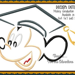 Peut inclure: Une illustration en noir et blanc de Mickey Mouse portant un bonnet de graduation. Le bonnet est gris et a un gland doré. Le texte "Design DETAILS: Mickey Graduation Sketch Available in 4x4 5x7 6x10 8x12 Than... For the Cidventure" est sous l'image.