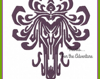 Op de afbeelding: Een geborduurd ontwerp in paars van het Haunted Mansion-logo van Disney World. De tekst "Thanks... For the Adventure" staat onder het logo.