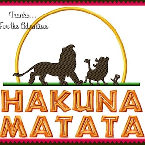 Puede incluir: Un diseño bordado colorido con los personajes Simba, Pumbaa y Timon de la película de Disney El Rey León. El diseño incluye la frase "Hakuna Matata" y el texto "Gracias... Por la aventura".