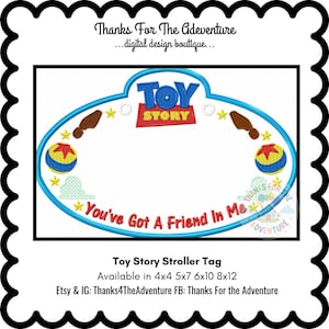 Peut inclure: Un porte-étiquette de poussette Toy Story bleu et blanc avec les mots "Toy Story" et "You've Got A Friend In Me". L'étiquette présente des images d'une balle, d'empreintes de pas et d'étoiles. Disponible en plusieurs tailles.