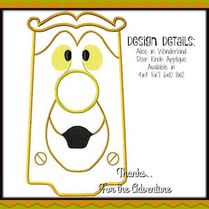 Puede incluir: Una aplicación de pomo de puerta amarilla con una cara, ojos y nariz. La aplicación está disponible en tamaños de 4x4, 5x7, 6x10 y 8x12 pulgadas. El texto "Design DETAILS: Alice in Wonderland Door Knob Applique Available in 4x4 5x7 6x10 8x12 Thanks.. For the Adventure" está escrito debajo de la aplicación.