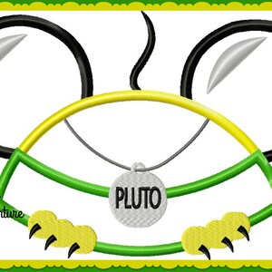 Puede incluir: Un diseño de estilo caricatura que presenta la cara de Pluto, con círculos negros para los ojos, un collar amarillo y verde y patas amarillas. Una etiqueta con "PLUTO" está en el collar. El texto "Thanks... For the Adventure" está en la esquina inferior izquierda.