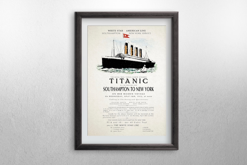 Może przedstawiać: Winietkowy plakat reklamujący dziewiczy rejs RMS Titanica z Southampton do Nowego Jorku 10 kwietnia 1912 roku. Plakat przedstawia czarno-białą ilustrację statku z tekstem "White Star American Line" i "Titanic" pogrubioną czcionką.