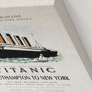 Może przedstawiać: Winietkowy plakat podr&oacute;żny reklamujący rejs na RMS Titanic, tr&oacute;jśrubowym parowcu Royal Mail, z Southampton do Nowego Jorku. Plakat przedstawia czarno-białą ilustrację Titanica płynącego po oceanie. Tekst na plakacie brzmi "Royal Mail Triple-Screw Steamer Titanic Will Be Dispatched From Southampton to New York On Her Maiden Voyage On Wednesday, April 10th, 1912, at noon (Calling at Cherbourg and Queenstown)"