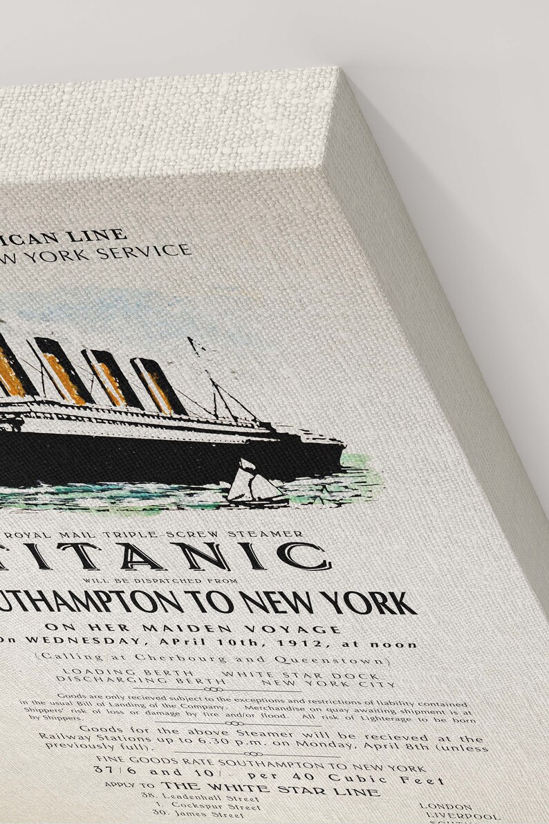 Może przedstawiać: Winietkowy plakat podr&oacute;żny reklamujący rejs na RMS Titanic, tr&oacute;jśrubowym parowcu Royal Mail, z Southampton do Nowego Jorku. Plakat przedstawia czarno-białą ilustrację Titanica płynącego po oceanie. Tekst na plakacie brzmi "Royal Mail Triple-Screw Steamer Titanic Will Be Dispatched From Southampton to New York On Her Maiden Voyage On Wednesday, April 10th, 1912, at noon (Calling at Cherbourg and Queenstown)"