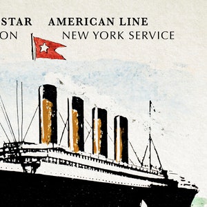 Może przedstawiać: Czarno-biała ilustracja dużego statku z czterema kominami. Statek płynie po niebieskim i białym morzu. Tekst "AMERICAN LINE NEW YORK SERVICE" jest wydrukowany nad statkiem. Czerwona flaga z białą gwiazdą znajduje się w lewym g&oacute;rnym rogu.