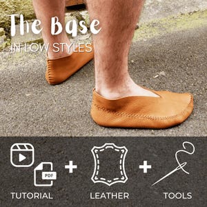 Op de afbeelding: Een close-up van iemands voeten die bruine leren mocassins dragen. De tekst "The Base in Low Styles" staat bovenaan de afbeelding. Onder de afbeelding van de mocassins staan drie pictogrammen: een videocamera, een stuk leer en een naald en draad. De tekst "Tutorial", "Leather" en "Tools" staat onder de pictogrammen.