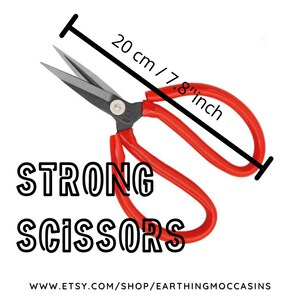 Puede incluir: Tijeras de mango rojo con cuchillas negras, que miden 7,8 pulgadas o 20 cm de largo. El texto "STRONG SCISSORS" est&aacute; impreso debajo de las tijeras. El texto "www.etsy.com/shop/earthingmoccasins" est&aacute; impreso debajo del texto.