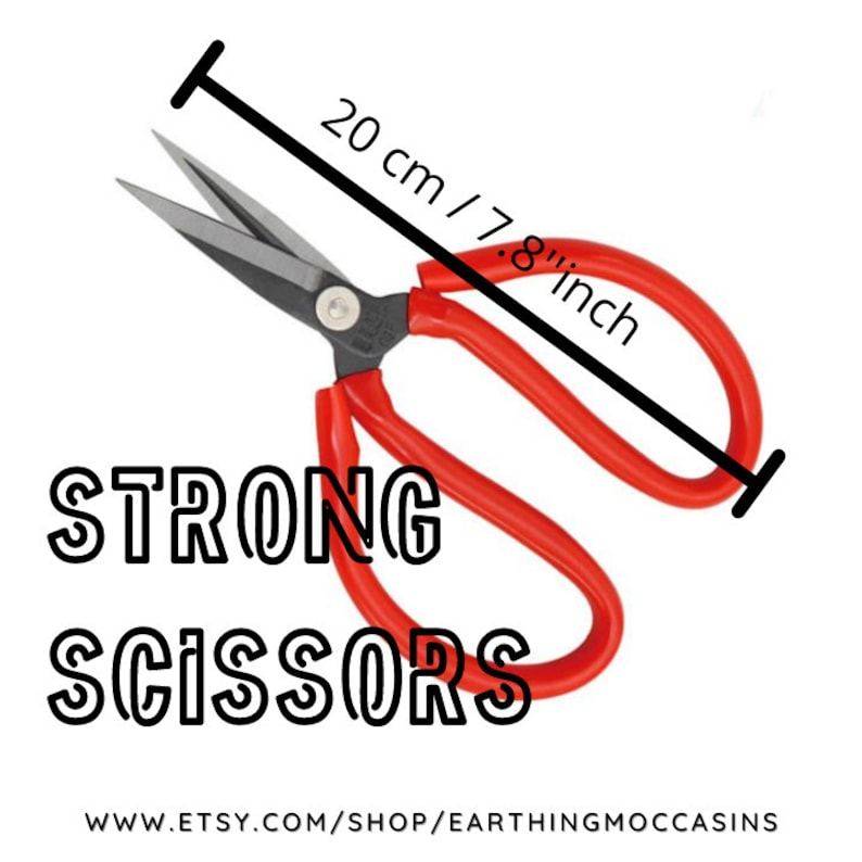 Puede incluir: Tijeras de mango rojo con cuchillas negras, que miden 7,8 pulgadas o 20 cm de largo. El texto "STRONG SCISSORS" est&aacute; impreso debajo de las tijeras. El texto "www.etsy.com/shop/earthingmoccasins" est&aacute; impreso debajo del texto.