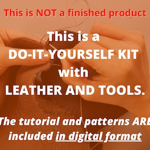 Pode incluir: Um close-up de m&atilde;os de uma pessoa costurando couro. O texto da imagem diz: "Este N&Atilde;O &eacute; um produto acabado. Este &eacute; um KIT FA&Ccedil;A VOC&Ecirc; MESMO com COURO E FERRAMENTAS. O tutorial e os padr&otilde;es EST&Atilde;O inclu&iacute;dos em formato digital."
