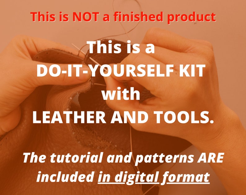 Pode incluir: Um close-up de m&atilde;os de uma pessoa costurando couro. O texto da imagem diz: "Este N&Atilde;O &eacute; um produto acabado. Este &eacute; um KIT FA&Ccedil;A VOC&Ecirc; MESMO com COURO E FERRAMENTAS. O tutorial e os padr&otilde;es EST&Atilde;O inclu&iacute;dos em formato digital."