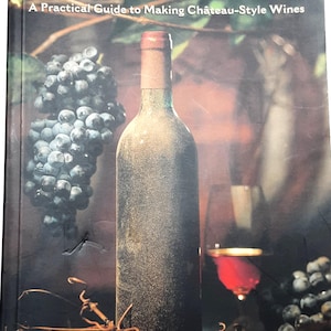 Puede incluir: Portada del libro "Techniques in Home Winemaking", una guía práctica para hacer vinos al estilo Château. La imagen presenta una botella de vino, uvas y una copa de vino tinto. También se ve el nombre del autor, Daniel Pambianchi.