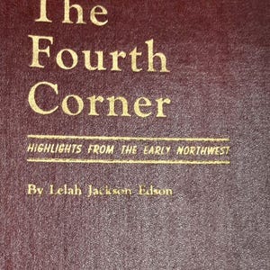 Könnte beinhalten: Nahaufnahme eines Buchcovers mit dem Titel "The Fourth Corner" in goldener Schrift. Der Untertitel lautet "Highlights from the Early Northwest". Der Name des Autors, Lelah Jackson Edson, ist ebenfalls zu sehen.