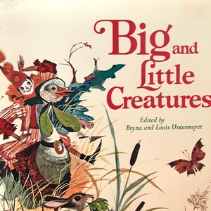 Puede incluir: Un libro de tapa dura titulado Big and Little Creatures editado por Bryna y Louis Untermeyer. La portada presenta una ilustración colorida de un payaso, un ganso y un conejo en un campo con una mariposa y texto rojo sobre un fondo crema.