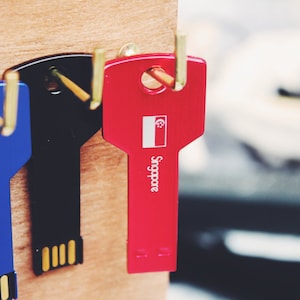 Regalo usb personalizado en forma de llave púrpura / unidad flash usb con grabado personalizado