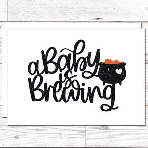 Carte de douche Baby is Brewing, Souhaits effrayants pour une baby shower, Carte scintillante, Baby shower gothique, Célébration effrayante, Faire-part de grossesse automne