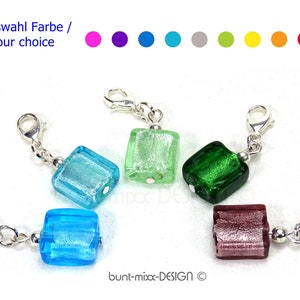 Könnte beinhalten: Fünf quadratische Glasanhänger mit silbernen Verschlüssen. Die Anhänger sind in den Farben Türkis, Hellblau, Grün, Hellgrün und Lila. Der Text "Auswahl Farbe / colour choice" befindet sich über einer Reihe von farbigen Kreisen.
