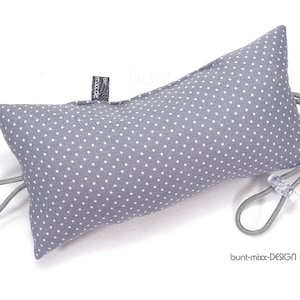 Könnte beinhalten: Ein grauer Türstopper mit weißen Punkten und einem Kordelverschluss. Der Türstopper hat ein schwarzes Etikett mit dem Text "bunt-mixx DESIGN".