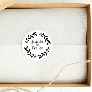 Sticker Aufkleber Auspacken und Freuen 5cm schwarz weiß Kranz Blätter Spruch small business supplies made by BuntMixxDESIGN ©