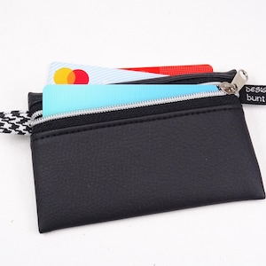 Piccola borsa in similpelle nera, cerniera nera argentata, mini portafoglio porta carte, cuffie, portachiavi, di BuntMixxDESIGN ©