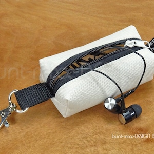 Kastentasche mini Schlüsselanhänger crème offwhite,  Kopfhörer Kleingeld Inhalator, chap stick holder coin pouch, by BuntMixxDESIGN ©