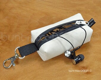 Boxybag mini keyring in cream off-white, headphones coin inhaler, by BuntMixxDESIGN ©