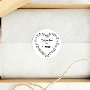 Sticker Aufkleber, Spruch Auspacken und Freuen, schwarz weiß 50mm HERZ Kranz Blätter Spruch small business supplies made by BuntMixxDESIGN ©