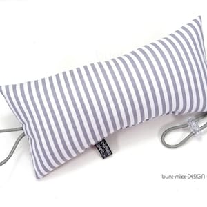 以下が含まれることがあります： グレーと白のストライプのドアストッパーで、グレーのひもで閉じられています。ドアストッパーは布製で、「bunt-mix DESIGN」という小さなラベルが付いています。