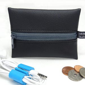 Mini bolso con cremallera de piel sintética negra para auriculares, pequeños objetos de cosmética, hecho a mano por BuntMixxDESIGN ©