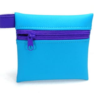 Klein tasje van turquoiseblauw imitatieleer, paarspaarse rits, cosmetica, portemonnee, koptelefoon, kleine spullen. Sleutelhanger karabijnhaak, door BuntMixxDESIGN ©