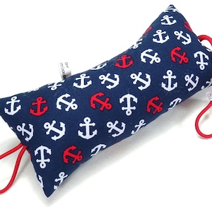 以下が含まれることがあります： 白の錨模様の入った青と赤のドアストッパー。ドアストッパーには赤い紐と透明なプラスチックのスライダーが付いています。