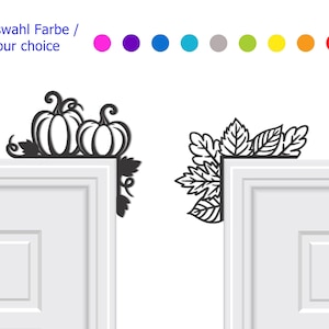 Könnte beinhalten: Zwei Tür-Eckdekorationen aus schwarzem Metall mit einem Kürbis-Motiv auf der linken Seite und einem Blatt-Motiv auf der rechten Seite. Das Bild enthält den Text Auswahl Farbe / colour choice und neun farbige Kreise für die Farbauswahl.
