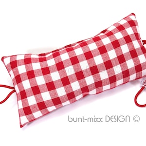 以下が含まれることがあります： 赤と白のギンガムチェックのドアストッパーで、赤い紐で閉じられています。ドアストッパーは枕の形をしていて、白い背景に赤い正方形があります。